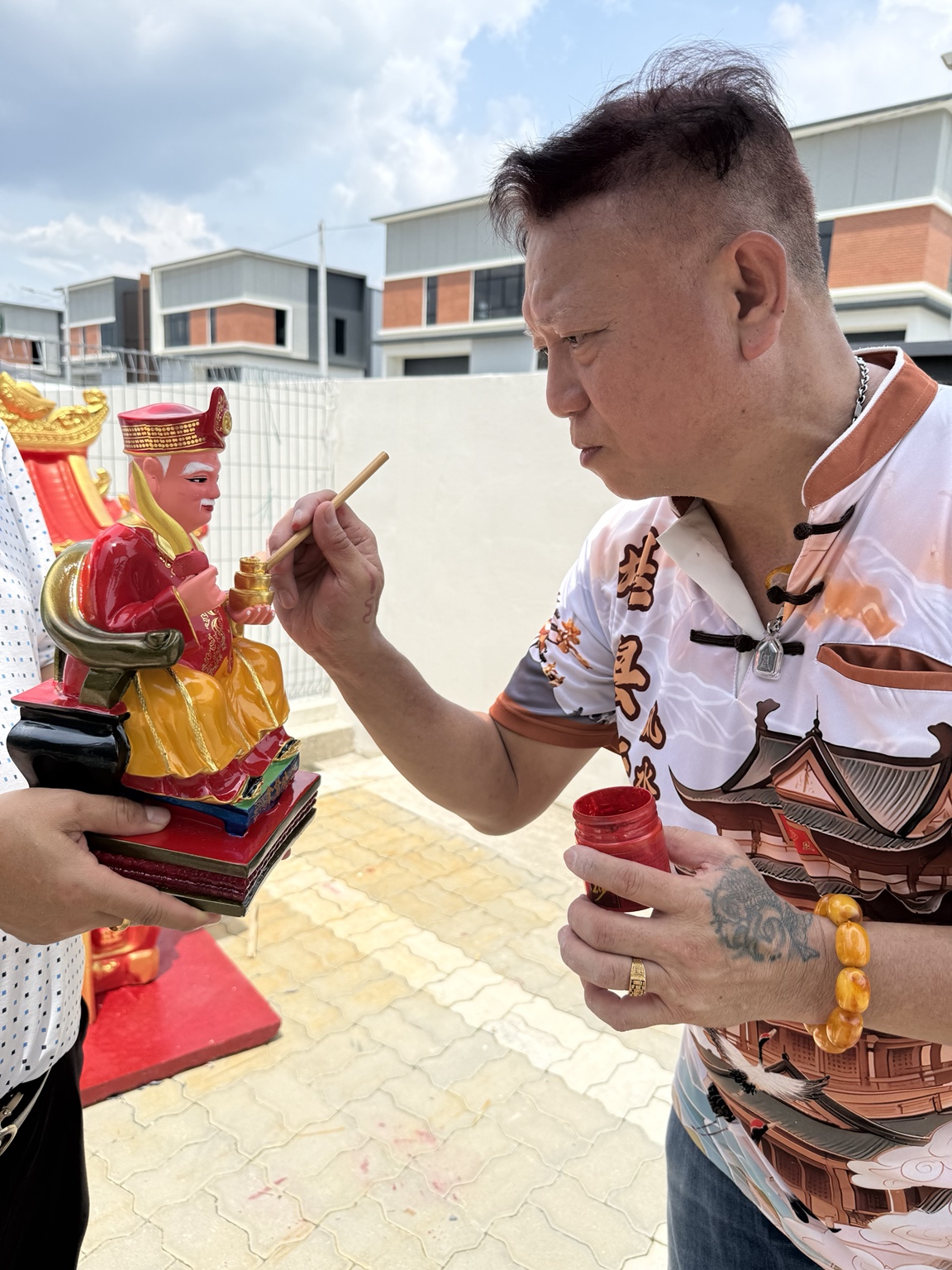 师父为神像开光现场