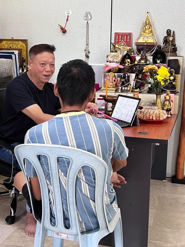 师父与顾客面对面讲解命盘